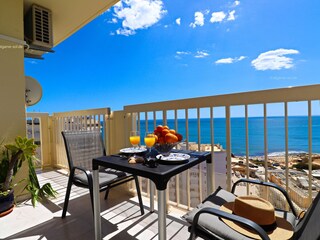 Großer Balkon mit viel Sonne und Meer