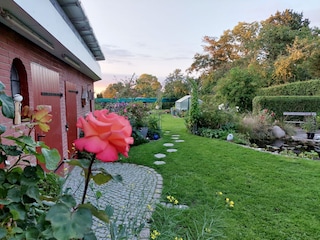 Innenhof mit Durchgang zum Garten