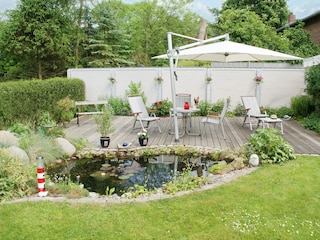 Die Terrasse am kleinen Teich dürfen Sie gern nutzen