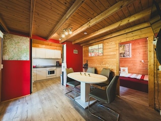 Esstisch mit Küche im Hintergrund