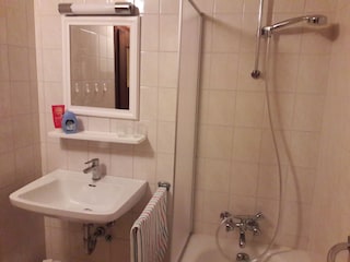 Badezimmer mit Wanne Whg 1