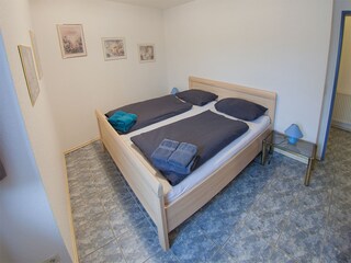 Schlafzimmer 1 mit Doppelbett...