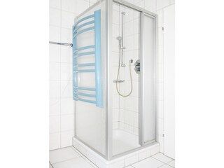 Dusche mit Handtuchheizung