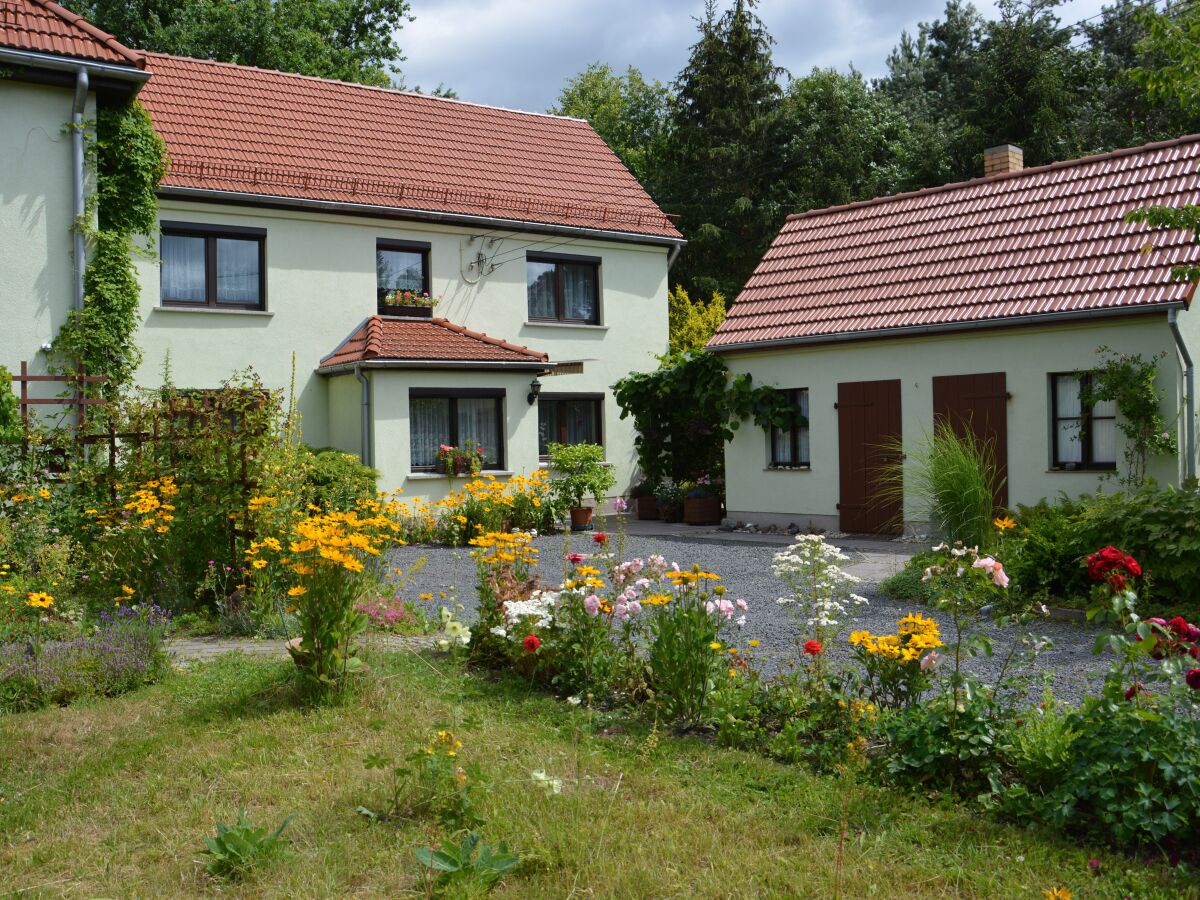 Ferienwohnung, Parkplatz für 2 Pkw und Fahrradhäuschen