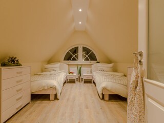 Schlafzimmer im DG, verdunkelungsfähig