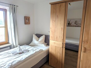 großer Spiegelschrank