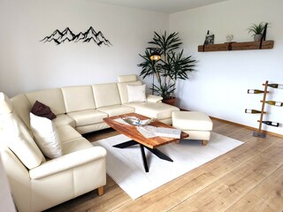 Wohnzimmer mit bequemer Ledercouch