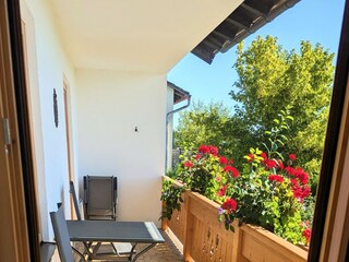 großer Balkon mit hochwertigen Balkonmöbel