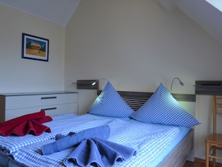 Schlafzimmer 1