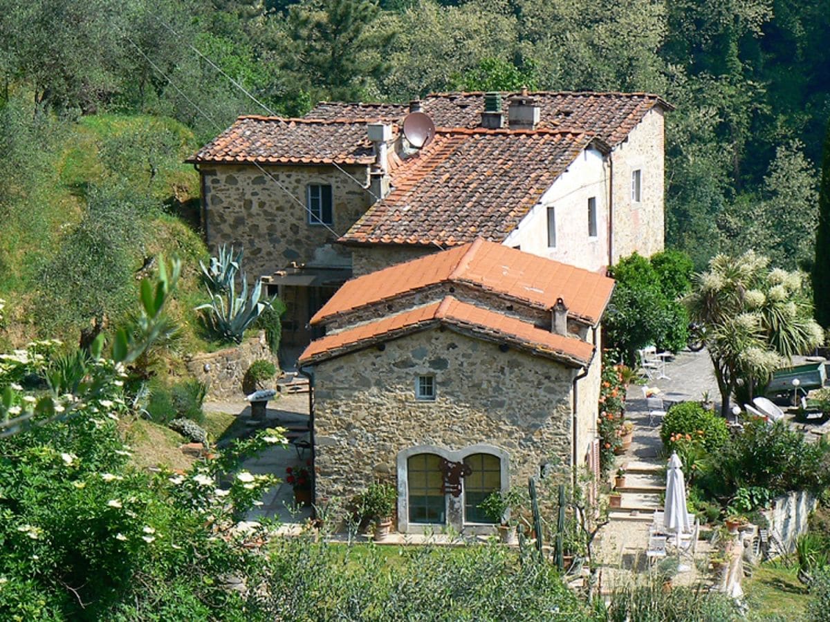 Property with holiday home in the foreground