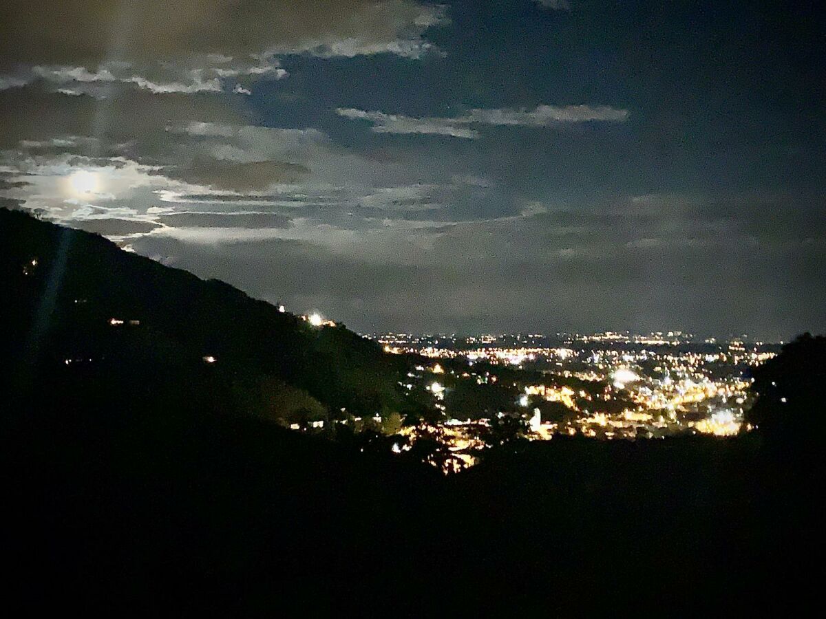 Blick auf Pescia bei Nacht