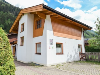 Parkplätze und Garage