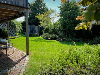 Kinder können im Grünen spielen