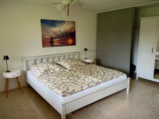 großes Schlafzimmer mit viel Platz