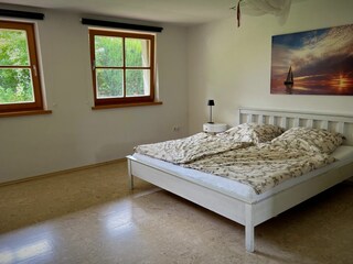 Schlafzimmer 1 mit Fenster zum Garten