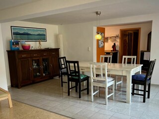 Essen gemeinsam am großen Tisch