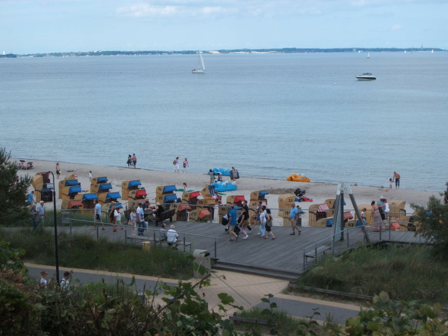 blick zum strand vor dem gebaeude