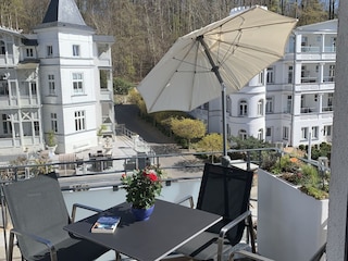 Auf dem vorderen Balkon entspannen