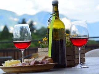 Gemühtlich auf der Terrasse mit einem Glas Wein