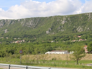 Haus ist umgeben mit Wald