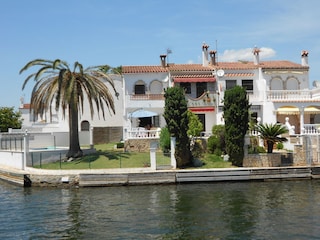 Blick vom Kanal auf das Haus