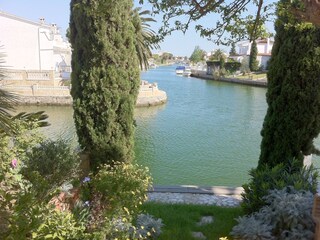 Garten mit Blick auf den Hauptkanal