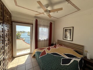 1.Schlafzimmer mit Doppelbett und Zugang auf Balkon