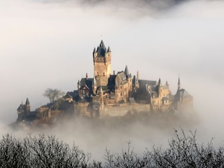 Reichsburg Cochem im Nebel