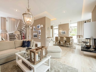 Wohnzimmer mit Kamin und Essbereich