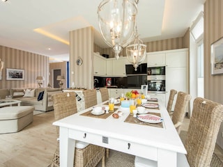 Esstisch und integrierte Küche