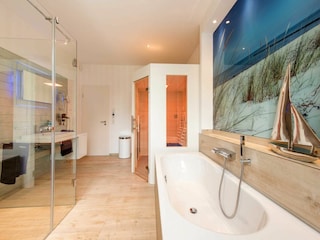 Badezimmer mit Infrarot-Wärmekabine