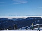 Ski Abfahrt mit Blick auf die Alpen