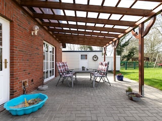 überdachte Terrasse mit dem angrenzenden Saunahaus