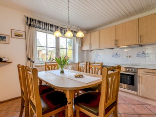 Küche mit dem Esstisch