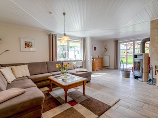 Wohnzimmer mit dem gemütlichen Ecksofa und Ofen