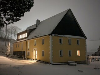 Der Hof im Winter bei Schnee.