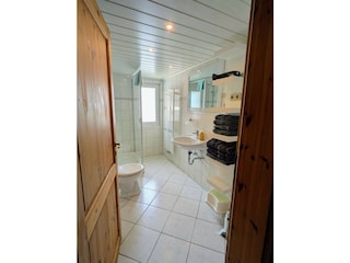 Badezimmer mit Dusche