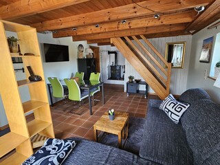 gemütliches Wohnzimmer mit Essecke