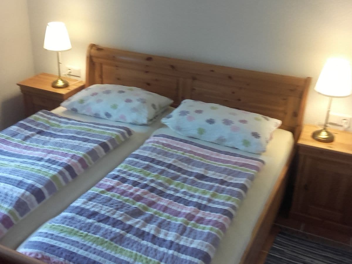 Schlafzimmer mit großem Doppelbett