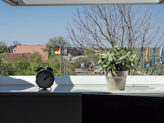 Blick ins Grüne und zur Perlebucht