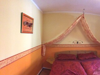 Schlafzimmer mit 180 x 200 cm Bett