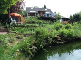 Idylle mit Gartenteich und Bachlauf