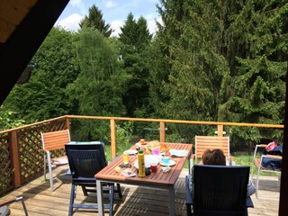 Balkonterrasse am Haus mit Blick in den Garten