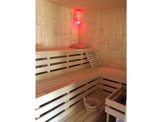 Geräumige Sauna  -Liege oben 60 x 230 cm