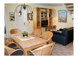 Wohnbereich mit gemütlicher Sitzecke und Esstisch (Zugang zum Dachgeschoß über die Wendeltreppe)