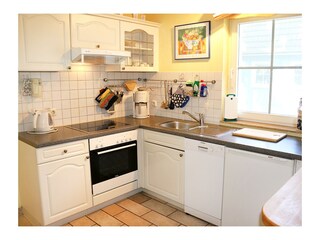 voll ausgestatteter Küchenbereich mit Ceran-Koch-Herd, Backofen, Geschirrspüler, Kaffeemaschine, ...