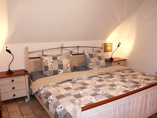 Schlafzimmer (I) mit Doppelbett