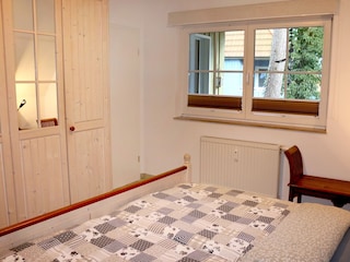 und großem Kleiderschrank