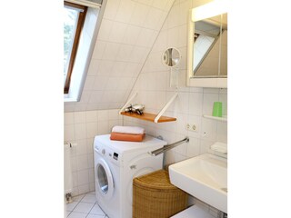Bad (I) im unteren Bereich der Wohnung / mit Dusche, WC, Waschmaschine