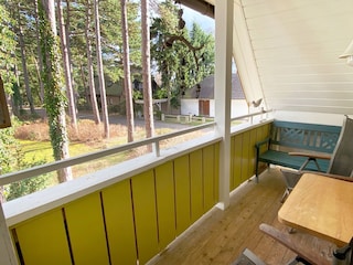 der Balkon ist komplett möbliert